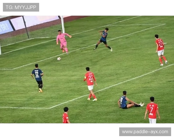 足球球星第一视角震撼瞬间展现激烈赛场对决与技术魅力 足球球星第一视角震撼瞬间展现激烈赛场对决与技术魅力