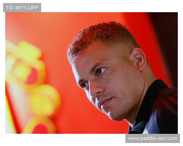 阿诺德足球球星钥匙扣独特设计展现个人风采与球场魅力